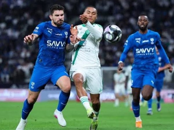 الهلال والأهلي في قمة الدوري السعودي.. مواجهة نارية في التاسعة مساءً