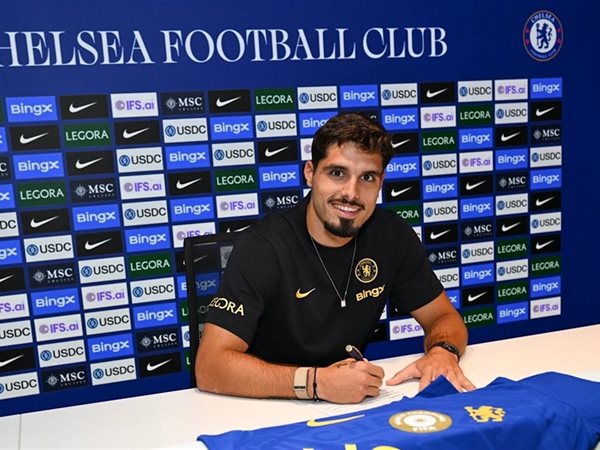 تشيلسي يمدد عقد الدولي البرتغالي بيدرو نيتو حتى عام 2032