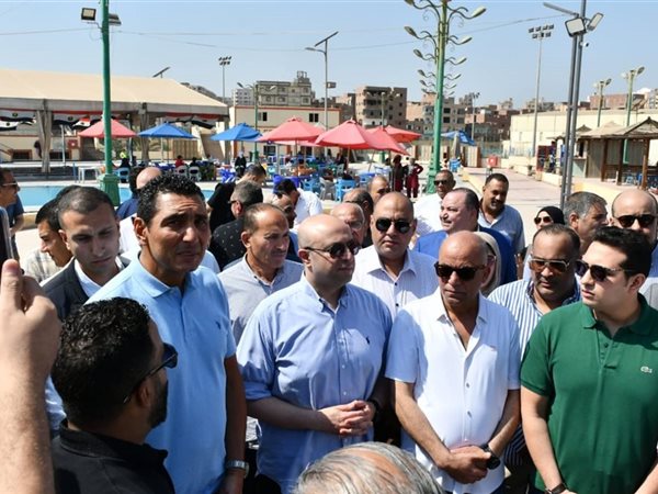 وزير الشباب والرياضة ومحافظ الفيوم يفتتحان مجمع حمامات السباحة بنادي قارون الرياضي 