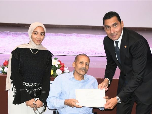 وزير الشباب والرياضة يكرم عددًا من العاملين البالغين سن المعاش