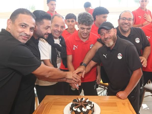 منتخب الشباب يحتفل بلاعب الأهلي 