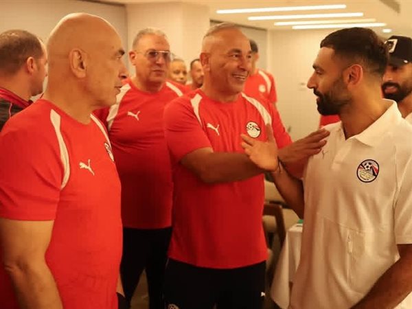 نجوم منتخب مصر يحتفلون بحسام وإبراهيم حسن 