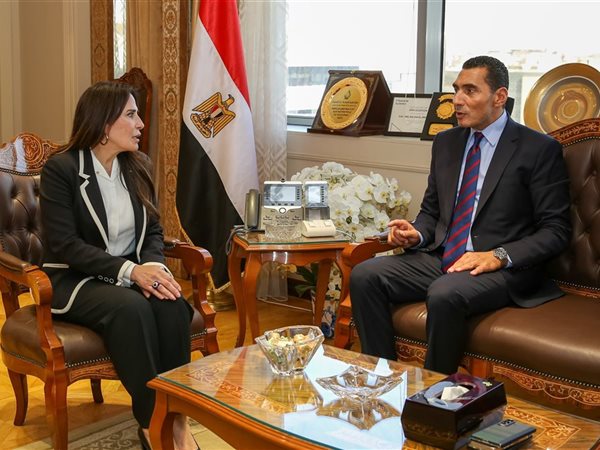وزير الشباب والرياضة يبحث مع وزيرة الإسكان تعزيز التعاون في عدة ملفات