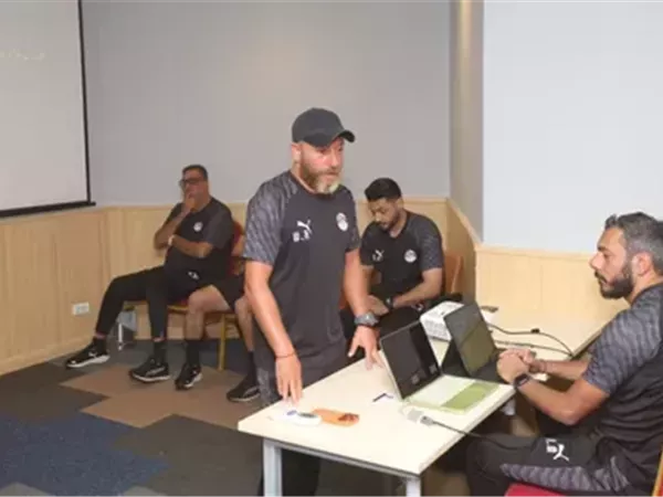 قبل 24 ساعة .. وائل رياض يلقي محاضرة حماسية لمنتخب الشباب 