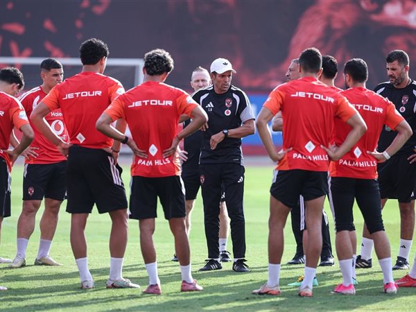 على هامش المران..الأهلي يحتفل ب أشرف بن شرقي