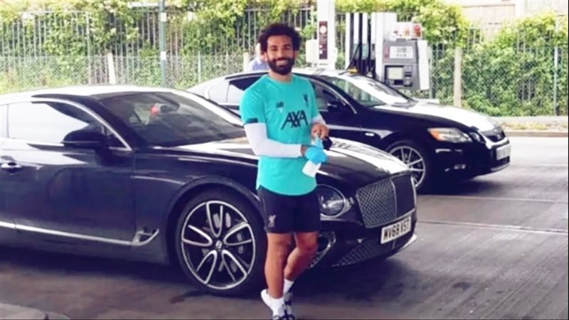 محمد صلاح مع عربيته