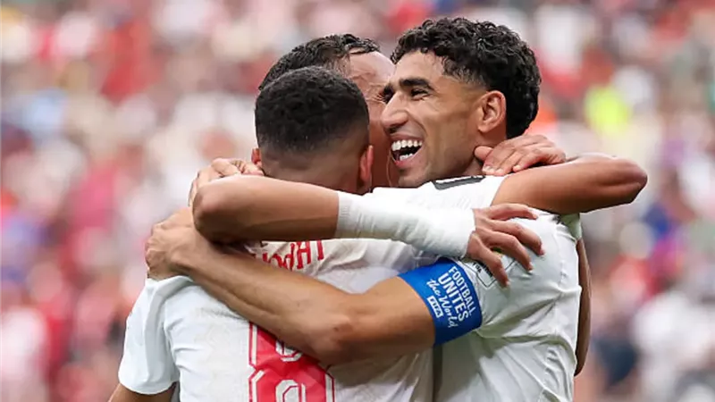 لاعبي المغرب في احضان أشرف حكيمي