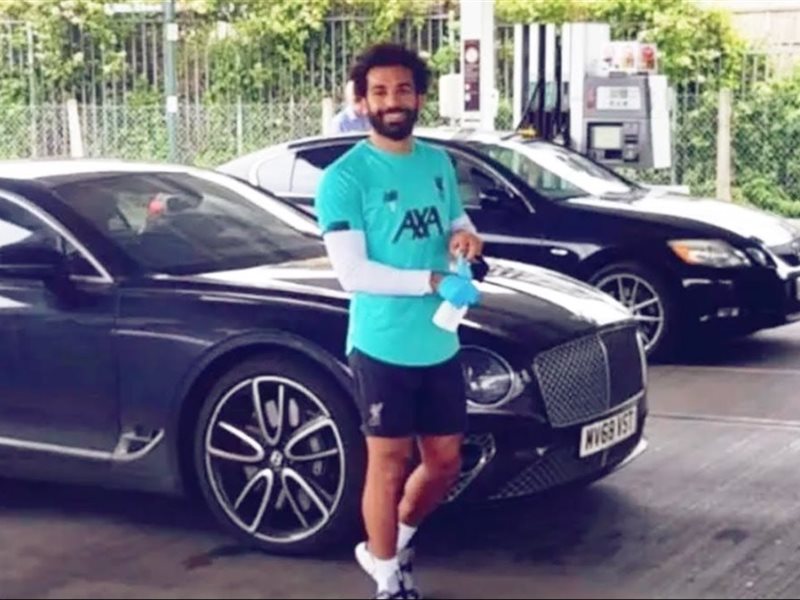 محمد صلاح مع عربيته البنتلي