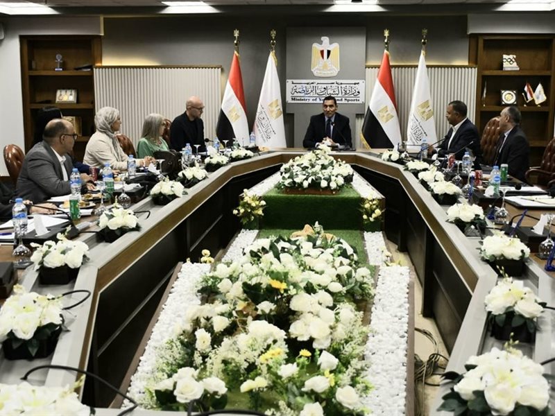 اجتماع جوهر نبيل مع اللجنة المعنية بتصميم الهوية البصرية 