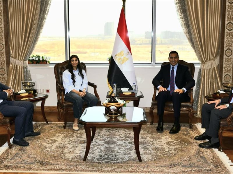 جوهر نبيل يكرم مصطفى عسل وامينة عرفي في مكتبه 