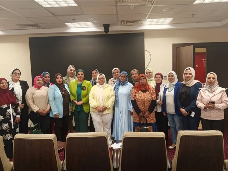 دكتورة هبه الصباحي مع النساء في مؤتمر المرأة العاملة 
