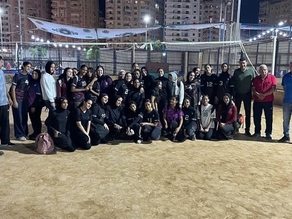 نائب رئيس نادى دمنهور  وعضو مجلس الإدارة يجتمعان مع فريق الكرة الطائرة بنات لبحث مطالبهم 