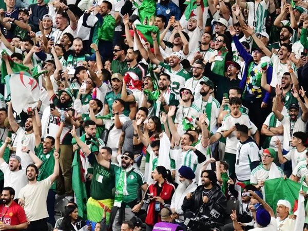 طرد لاعب المنتخب الجزائري بعد مشادة مع الجهاز الفني