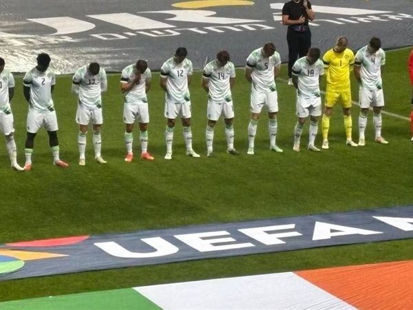 في لقطة للتاريخ .. لاعبو المنتخب الأيرلندي يحنون رؤوسهم ويرفضون مصافحة لاعبي إسرائيل