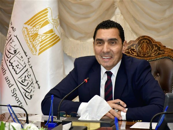 وزير الرياضة يتدخل لحل أزمات منتخب مصر بعد العودة من جنوب السودان