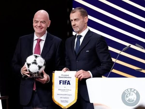 فيفا يتهم يويفا بشن حملة تضليل ضد إنفانتينو