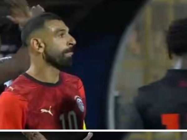 صورة .. أليو سيسه مدرب أنجولا يشير بيده بإشارة حسام حسن في المونديال
