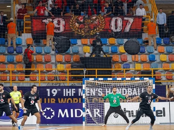 علي زين يشكر جماهير الأهلي بعد الفوز على فوكس برلين