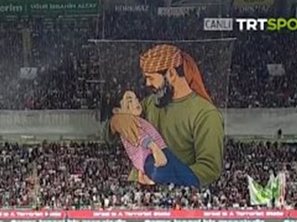 مشاهد ملحمية وتضامن تاريخي.. جماهير كونيا سبور تزلزل المدرجات بدخلات استثنائية دعمًا لفلسطين