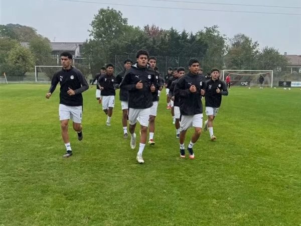 منتخب الناشئين يتدرب تحت الأمطار استعدادًا لمواجهة كندا في كأس الصداقة