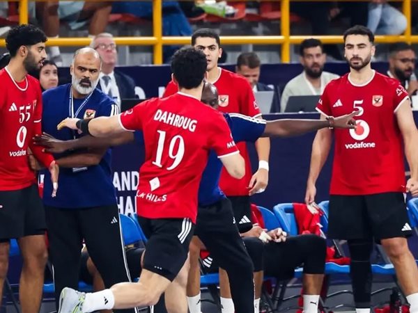 عقب الفوز على الزمالك..الخطيب يهنيء فريق يد الأهلي المتوج بالبرونزية