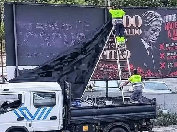  الشرطة تتدخل وتزيل لافتات داعمة لرونالدو ومهاجمة لـ جيسوس أمام مقر تدريبات البرتغال
