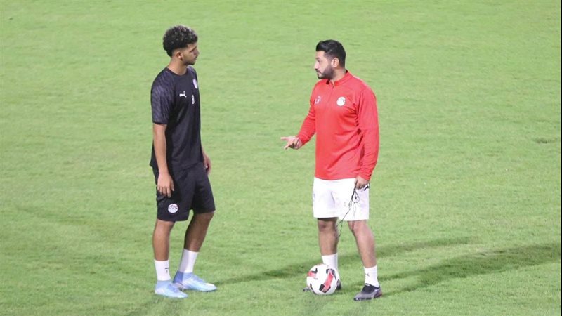شريف عبد الفضيل مع أحد لاعبي منتخب الشباب 