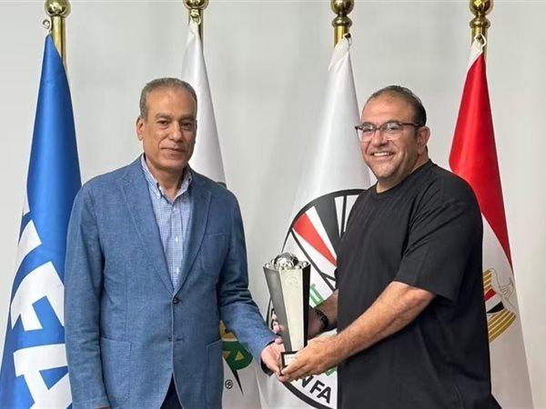 منتخب الشباب يسلم كأس بطولة شمال أفريقيا لاتحاد الكرة