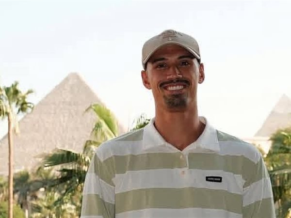 نجم منتخب هولندا يوثق زيارته لأهرامات الجيزة بلقطات مميزة  