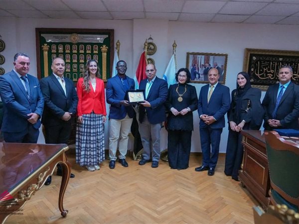 رئيسة الإتحاد الدولي للريشة الطائرة في ضيافة الأولمبية المصرية