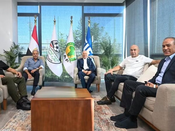 هاني أبو ريدة يستقبل حسام وإبراهيم حسن