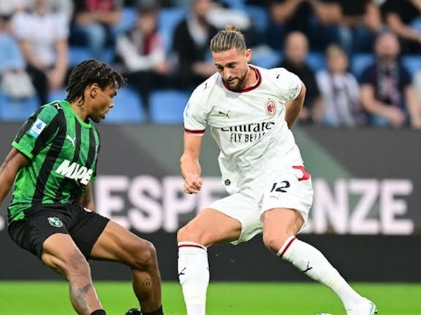 ميلان يتعثر أمام ساسولو بتعادل مثير في الدوري الإيطالي