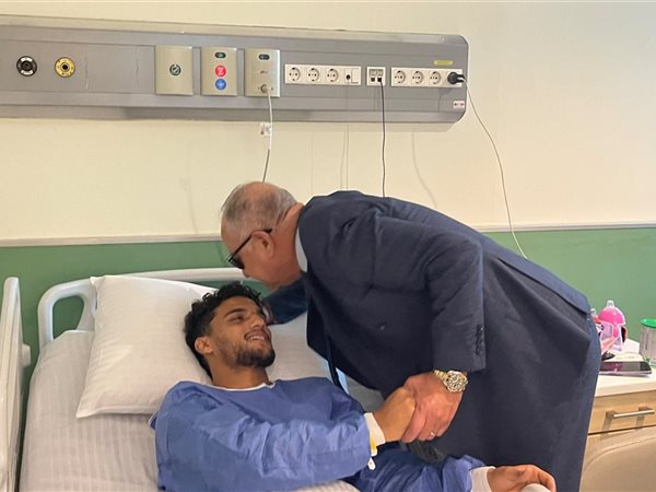 اللواء أشرف نصار يطمئن على حالة أسامة فيصل عقب جراحة غضروف الركبة