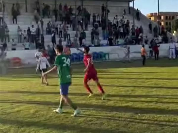 صور: مشادات بين جماهير المنيا والمقاصة والأمن يتدخل