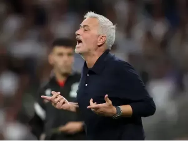 مورينيو يحتج على توقيت إيقاف فينسيوس
