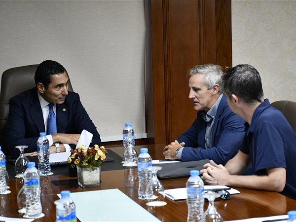 وزير الشباب والرياضة يلتقي الرئيس التنفيذي لرابطة محترفي الإسكواش العالمية
