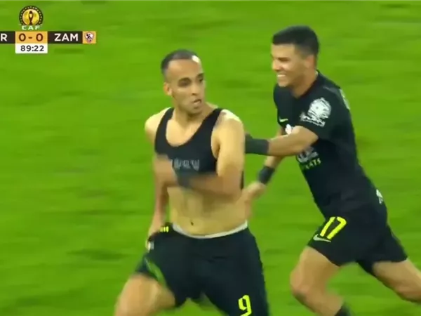 ناصر منسي يوضح حقيقة أزمة إلقاء قميص الزمالك