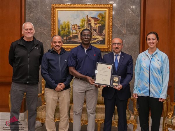 التهامي يتسلم جائزة الاستحقاق والتميز من الإتحاد الدولي للريشة الطائرة