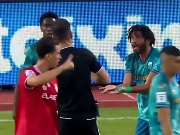 بطاقة حمراء لمحمد النني في ظهوره الأول مع ليفادياكوس اليوناني
