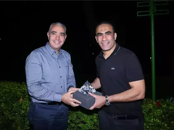 عبد الحفيظ يُهدي السفير المصري بأوغندا درع الأهلي