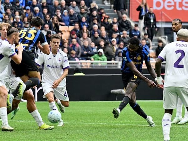 إنتر ميلان يخطف فوزًا قاتلًا أمام فيورنتينا ويعتلي صدارة الدوري الإيطالي