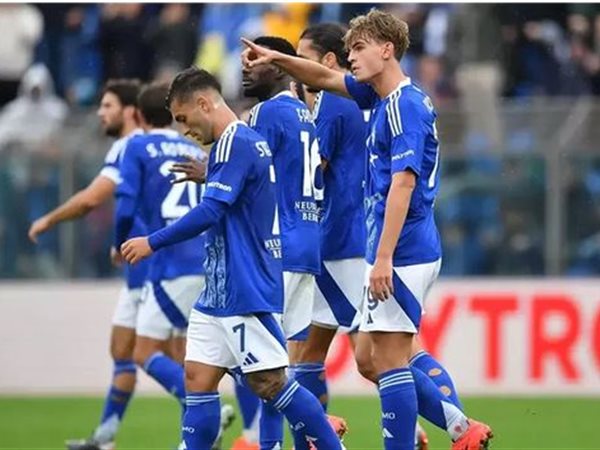 كومو يهزم تورينو بثلاثية مثيرة في الدوري الإيطالي